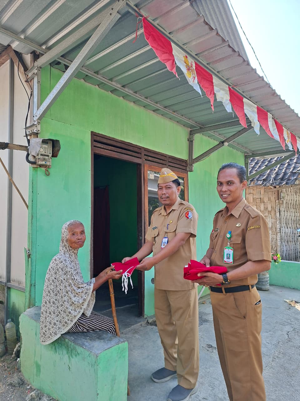 Sambut HUT RI ke-81 Kecamatan Balen Gelar Pembagian Bendera Merah Putih