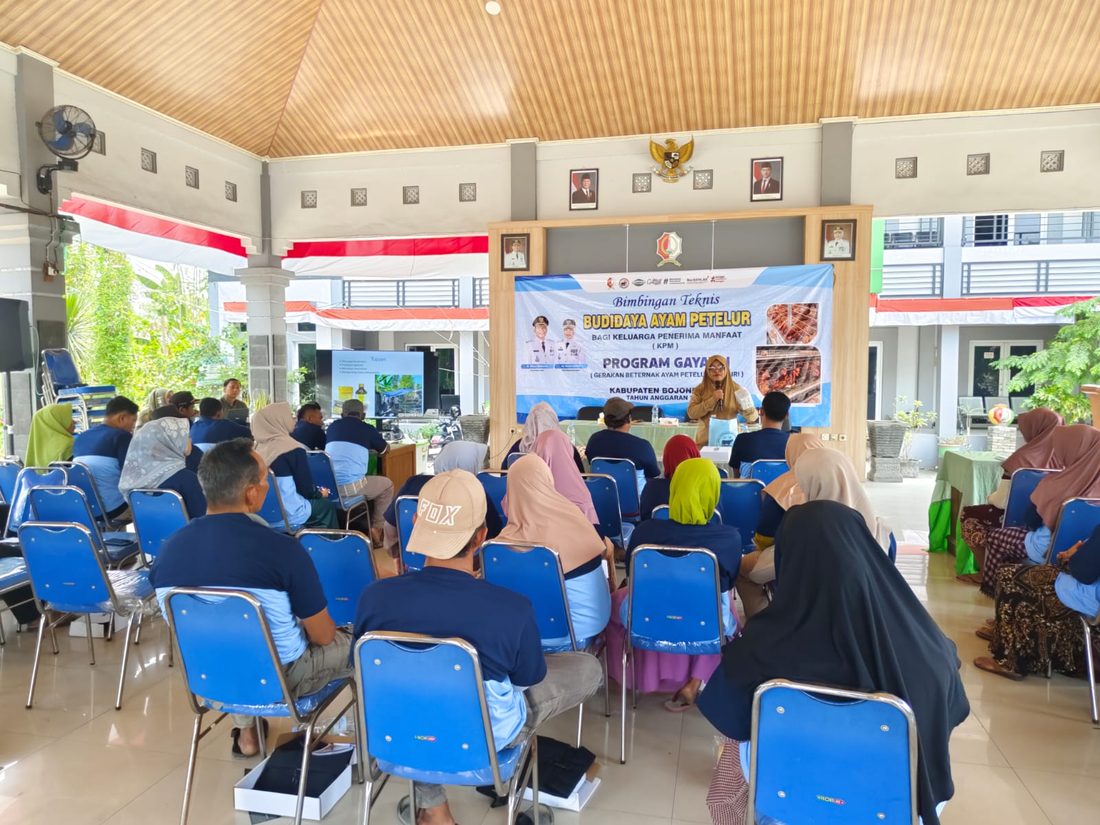 Bimbingan Teknis Budidaya ayam petelur bagi keluarga penerima manfaat di Kecamatan Balen