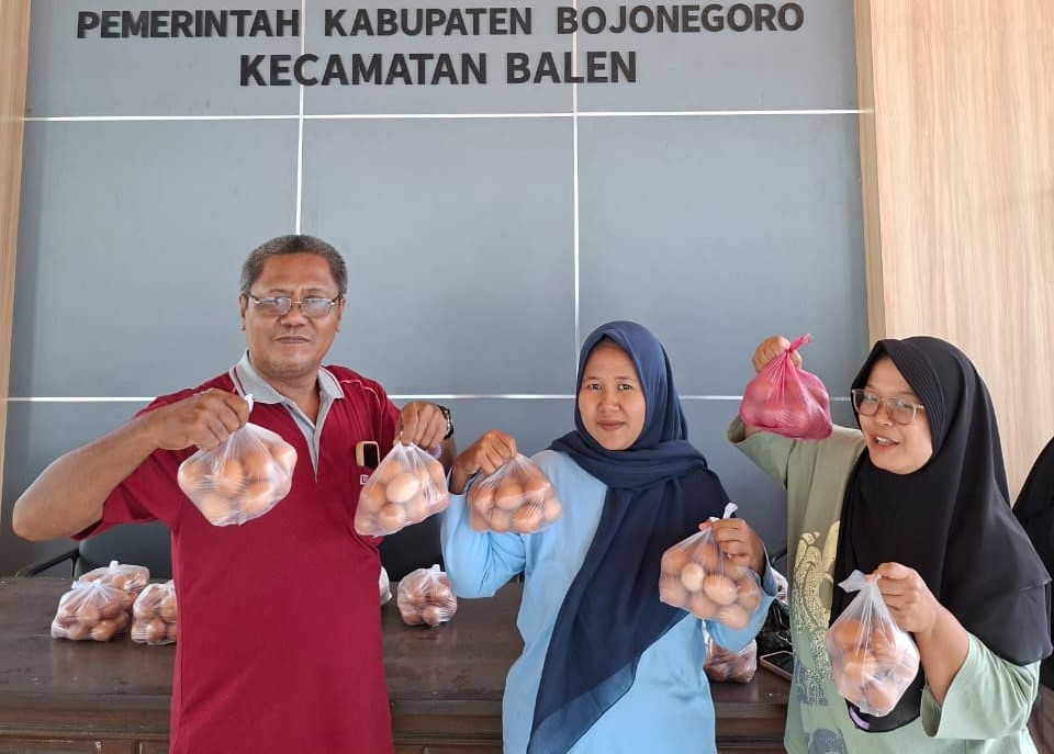 Kompak Borong Gayatri, Wujud Nyata ASN Kecamatan Balen Dukung Peternak Lokal